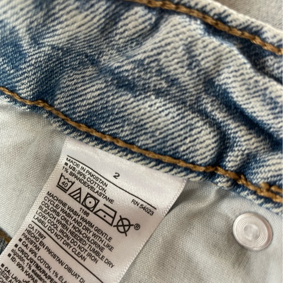 NWT old navy jean shorts. Size 2 - Picture 4 of 4